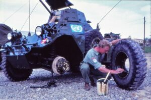 Dansk FN soldat vedligeholder køretøj på Cypern. i 1969